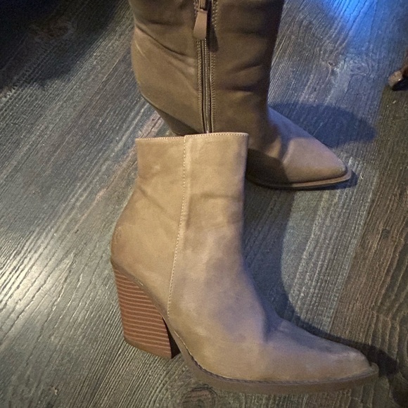 Boots - Picture 5 of 8